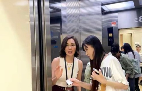 卢靖姗产后带女儿现身韩庚演唱会，真实陪伴感动全场