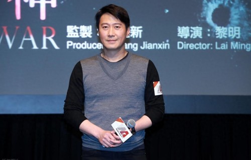 黎明妻女现身佛山演唱会，阿 Wing一脸疲倦没表情，女儿兴奋跳舞 