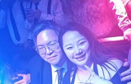 向佑在南昌酒吧，新女友大10岁身材壮实，过往被扒，向太坚决不认