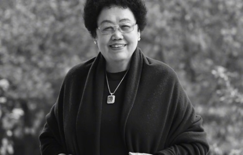 陈丽华告别仪式，众人穿黑衣戴白花雨中送行，六小龄童送别“师娘”