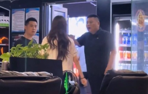 女子网吧玩游戏时疑似开挂 被网吧老板赶出去
