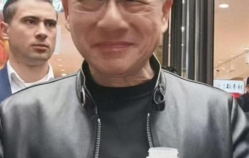 炸锅！黄仁勋指甲冲上热搜，全网云诊断灰指甲，医生紧急辟谣