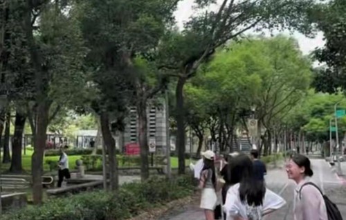 岁月静好！小菲更新动态，全家母亲节聚台北，箖箖和玥儿出镜