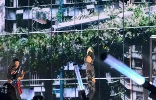 谢霆锋演唱会武汉场收官，周六露内裤周日包超紧！网友：防谁呀？