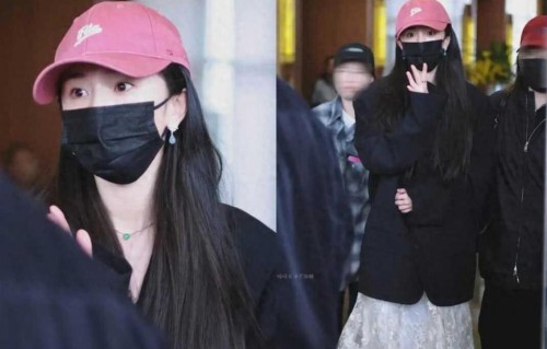 杨幂机场穿搭又火了！黑色西装+白色刺绣半身裙，没有穿搭瓶颈