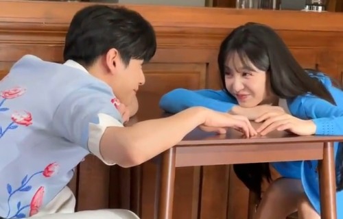 田曦薇胡一天对视笑场引期待|天才女友|屏幕|嘴角|桌子|两人