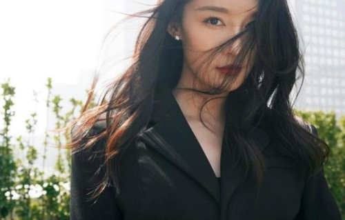 李沁分享《请君》幕后故事，新浪扫楼造型明艳动人