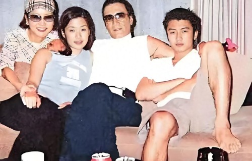 89岁谢贤有多狠？儿子送的千万劳斯莱斯说卖就卖，只为给女友还债 