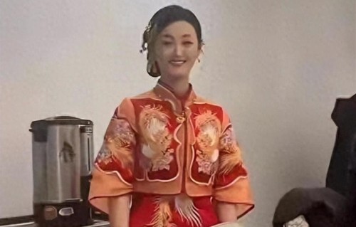 陈亚男再订婚排场不输当年，高调与低调反转，她真放下了吗