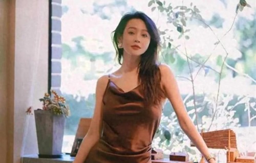 被于明加惊艳到！原装身材穿吊带裙，168比例不输超模！