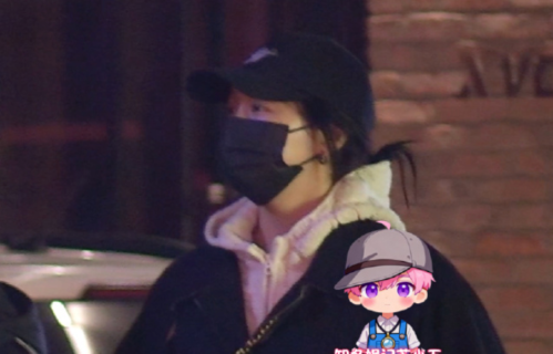 关晓彤深夜现身三里屯酒吧，棒球帽黑色休闲服低调出行