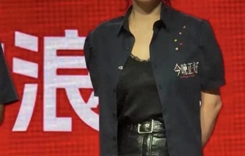 马思纯扫楼造型封神，卷发皮裙黑丝太蛊了，姐感直接拉满了呀！