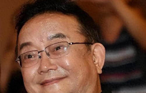 事实证明，被传卖掉上亿豪宅移民美国的王刚，已经走入另一条大道