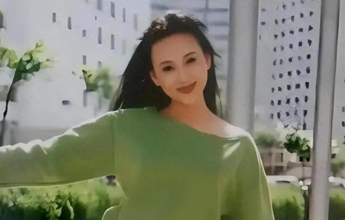 她美过刘晓庆，却选择下嫁给穷小伙，婚后毁容成面瘫，如今怎样了