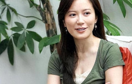 至今未婚未育，身边却有个男人陪了近20年！54岁的她才是人间通透 