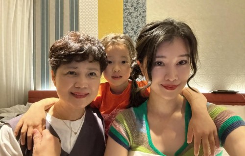离婚后住浙江娘家，亲妈和继父给带孩子，她却在娱乐圈闯出一片天 