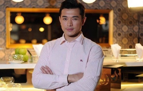 好惨！香港知名演员因弟弟陷桃色风波被拖累，多次改名转运