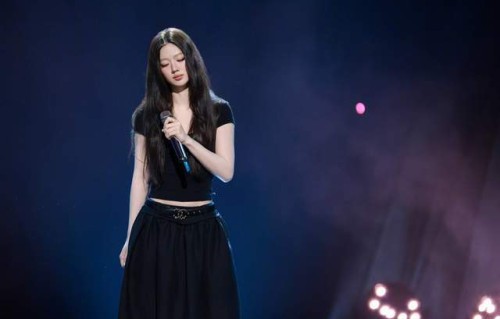 单依纯翻唱翻车！李荣浩40分钟回应引爆全网：维权也要体面