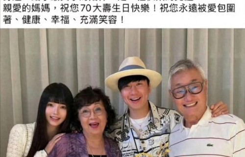 林俊杰蹲纽约毕业典礼，71岁老妈举应援手环，45岁活成偶像剧！_新闻