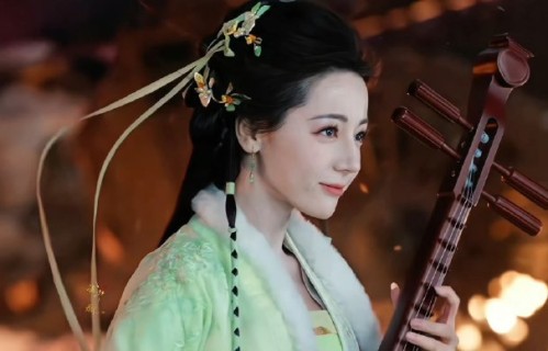 在《白日提灯》拍摄现场，迪丽热巴展现了哪些专业的幕后工作？