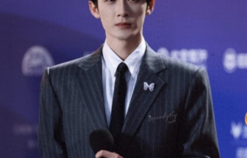 檀健次北影节太乖!手拿小风车被摸了一把又一把,全程温柔不生气