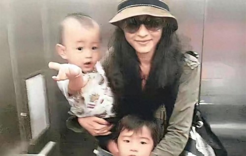 谢霆锋脸上有光！张柏芝向他证明，王菲再好，儿子们才是他的骄傲