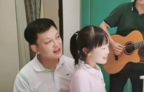 “村长”李锐12岁女儿罕露面,打扮朴素低调,给爹洗脚擦地不娇气_新闻