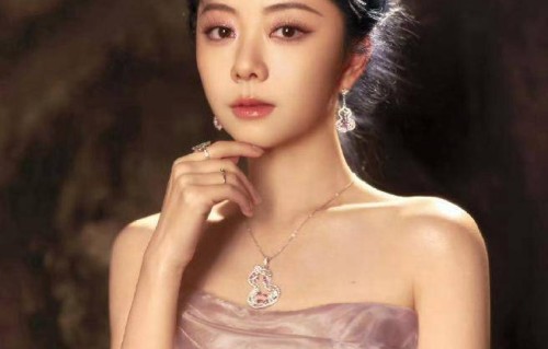 王栎鑫演唱会官宣嘉宾谭松韵，十年后“耿耿星河”舞台重逢！这波回忆杀直接炸出全网90后、00后的青春DNA，我的青春票价值了