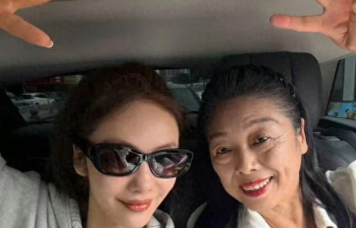 蔡文静闪现到妈妈身边上热搜，24小时温情反转，真情流露打动人心 