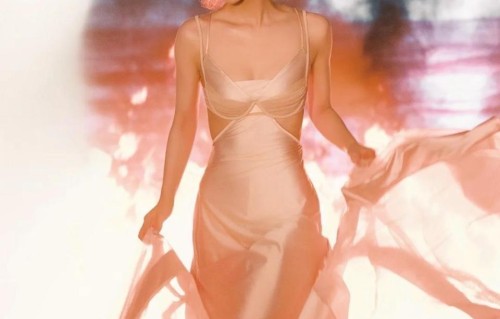 赵露思曼谷演唱会造型杀疯了！裸色鱼尾裙，性感与氛围感直接封神