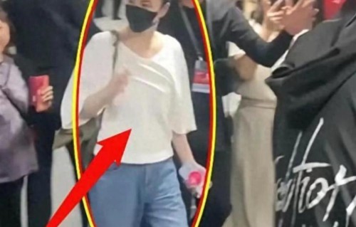 55岁王菲素颜生图身材紧致无小肚腩，网友却喊：别神化55岁艺人！