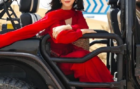 观众如何评价朱珠在《蜜语纪》中从贵妇到保洁员的角色转变？