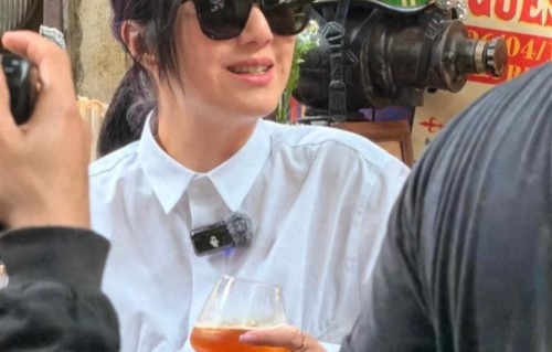 52岁杨千嬅四川逛街！生图脸紧致没褶子，裤子拖地邋遢无明星气质