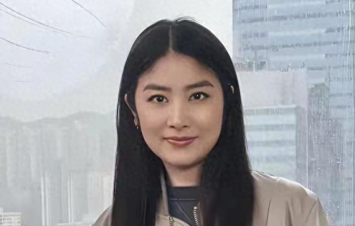 53岁陈慧琳演唱会穿“三角亮片裤”，争议造型曝光，网友两极分化 