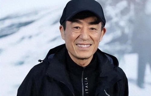 全家移民美国真相大白后，76岁张艺谋再传喜讯，原来巩俐说的没错