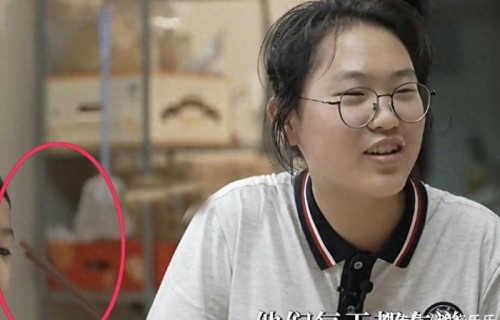 刘晓艳携老公儿女出镜,13岁女儿圆脸小眼,自称英语成绩一般般