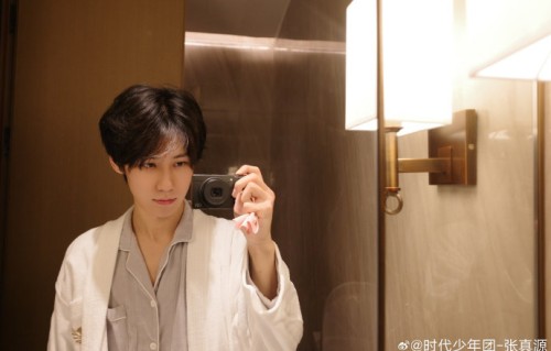 张真源晒奔跑吧晚安照与粉丝道别