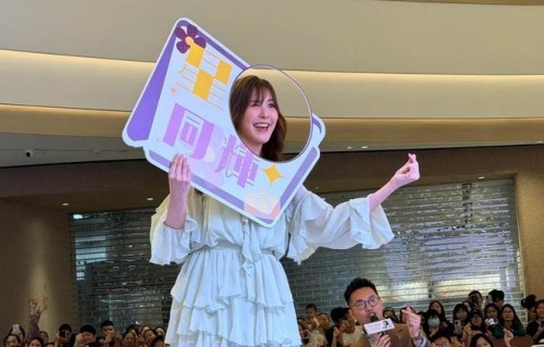 刘佩玥现身佛山为音乐会造势，提《中4》经历自嘲脸皮厚无惧负评