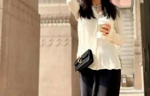 朱珠身穿白色衬衫搭配黑色半身裙，尽显高贵优雅气质