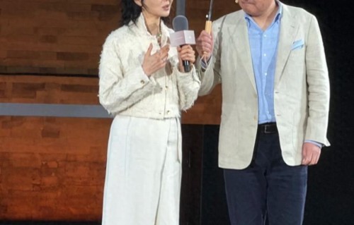 淡出影坛多年！香港女星近照被质疑医美过度，五官看起来都脱节