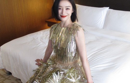 一袭鎏金高定艳压全场，袁姗姗戛纳红毯状态绝了！