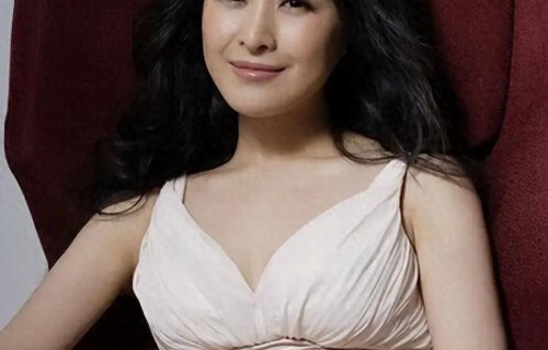 原来她早已结婚，丈夫是国家一级演员，如今定居上海被家人宠成宝