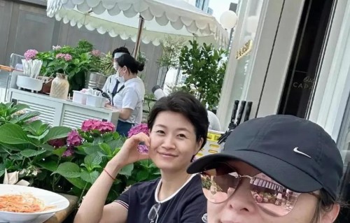 吴越晒和圈内好友聚会画面，素颜出镜毫无明星包袱，气质优雅温婉