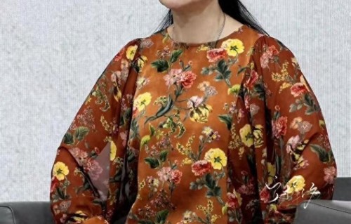 62岁何赛飞状态太出彩，印花缎面衫配黑半裙优雅端庄尽显温婉贵气 ​​​