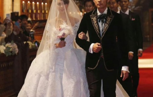 周杰伦是如何在2014年于英国霍华德城堡秘密策划并向昆凌求婚的？