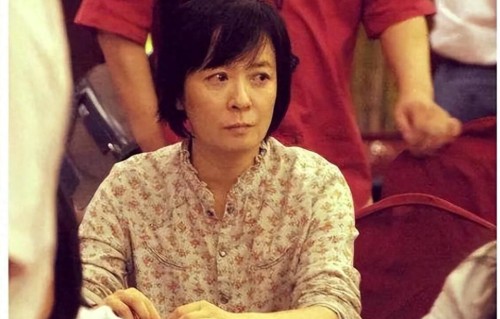 坐拥北京一条街，丈夫是京剧名家，如今身价过亿32岁儿子却成心病