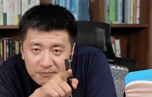 张雪峰刚走几天，52岁吴京身体报警了！他嘴硬说还不错，网友急了