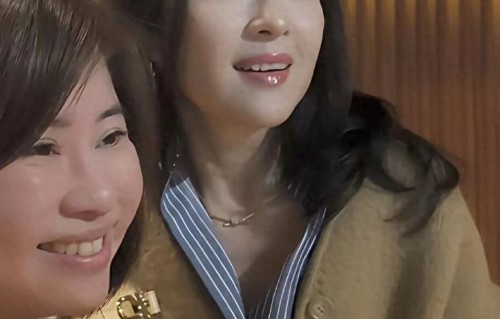 章子怡最新美照，整个人年轻漂亮，笑起来太治愈了，像少女一样甜