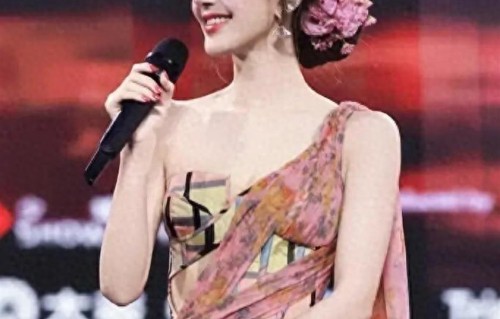 粉色香奈儿上身，轮椅刚收进仓库，她跪在曼谷舞台中央了