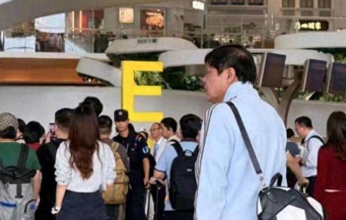 56岁的范志毅，因为一张机场生图被全网热议，老得像66岁